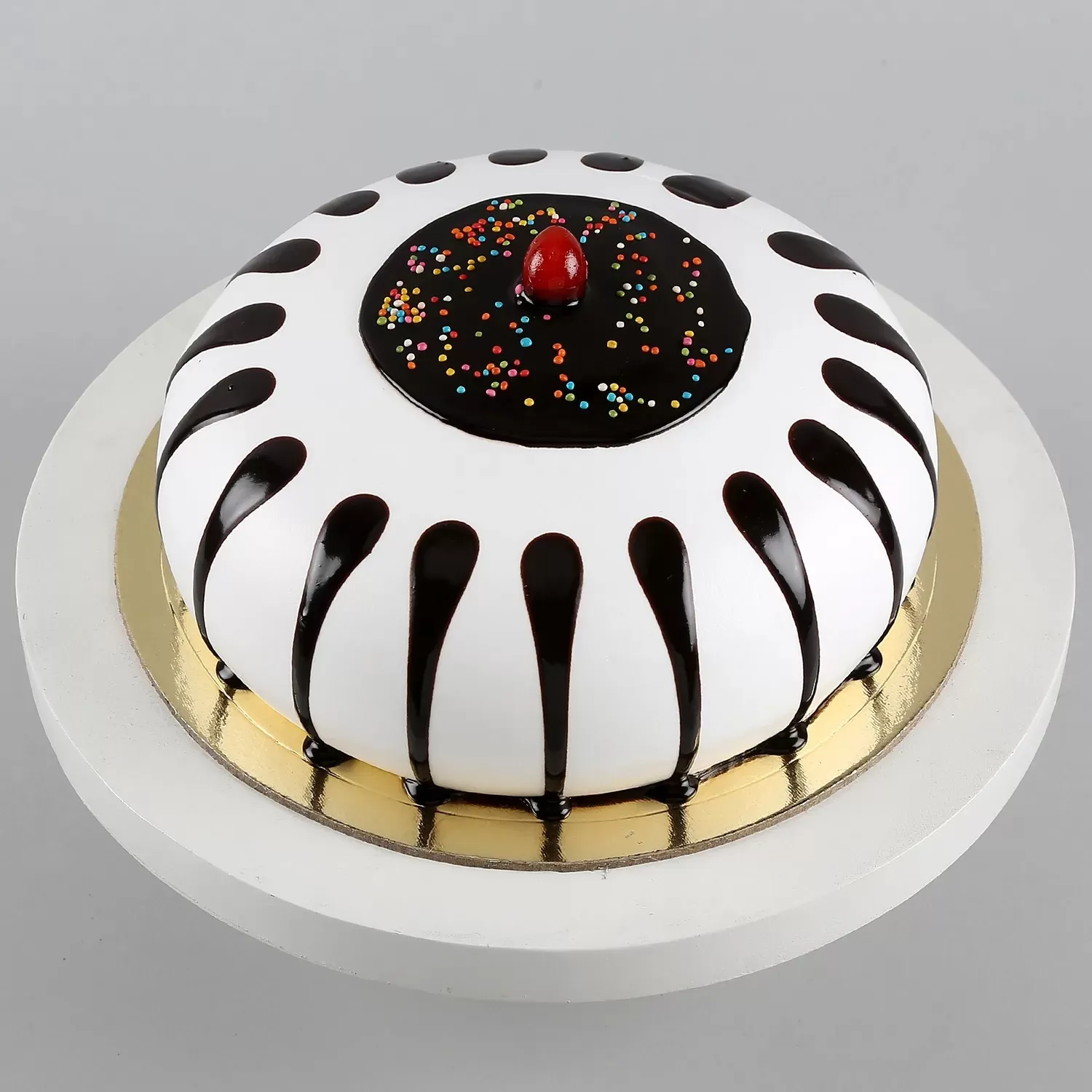 500 gm Black Forest Designer Cake 500 gm Black Forest Designer Cake